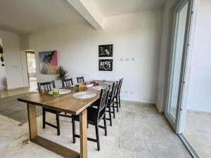 Luxury Penthouse with Private Roof-Deck Jacuzzi!