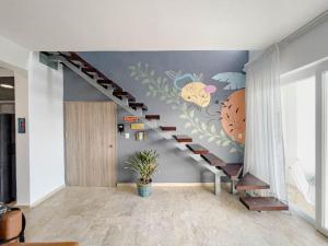 Luxury Penthouse with Private Roof-Deck Jacuzzi!