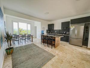 Luxury Penthouse with Private Roof-Deck Jacuzzi!