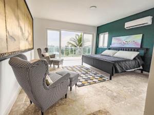 Luxury Penthouse with Private Roof-Deck Jacuzzi!