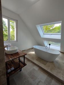 Maisons de vacances Maison 8 chambres - 15 personnes - Piscine - 10 minutes du circuit des 24H : photos des chambres