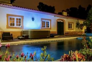 Farmhouse Sleeps 8 with Pool & Horses