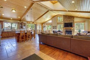 Elegant Big Bear Cabin Half Mi to Big Bear Lake!