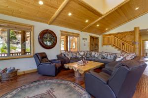 Elegant Big Bear Cabin Half Mi to Big Bear Lake!