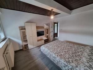 Casa Alba STr,Crizantemelor 17