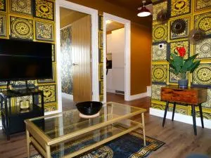 Ultra Deluxe Versace Apartment Near Sheffield FULL SKY TV - Canklow