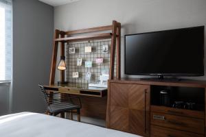 Queen Room room in Renaissance Minneapolis Bloomington Hotel