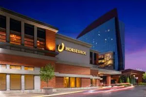 HoteLumiere at the Arch - Collinsville