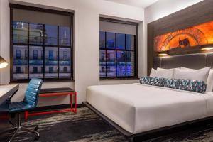 Corner King Room with City View room in Aloft Philadelphia Downtown