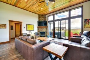 Sleek Red Lodge Home Rental with Private Hot Tub! - 库克市