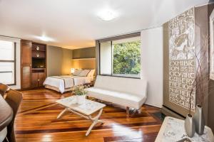 Lloyds Apartasuites Parque 93