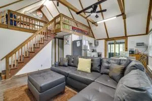 Hot Tub and Resort Amenities Pocono Lake Retreat! - Thornhurst