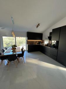 Luxury Villa Lana Apt, Seaview Terrace, Large Outdoor Space, BBQ