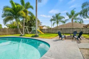 Royal Retreat w/ Pool, Grill & Playground! - Loxahatchee