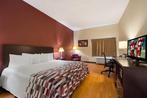 Superior King Room Non-Smoking room in Red Roof Inn Hendersonville