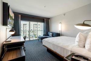 Guest room, 1 King, Sofa bed, Water view, Balcony room in Courtyard by Marriott Marina del Rey
