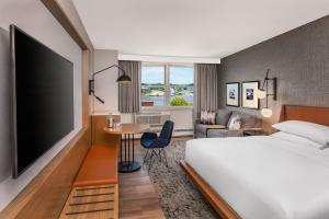 Club Access for 2 people, Club level, Guest room, 1 King room in Sheraton Portsmouth Harborside Hotel