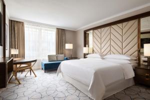 Guest Room, 1 King room in Sheraton Grand Warsaw