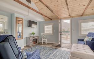 King Tide - Meredith Lodging