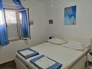 Apartments with parking space Makarska - 21353