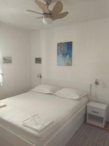 Apartments with parking space Makarska - 21353