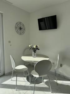 Seaside apartments with a swimming pool Okrug Donji, Ciovo - 5244