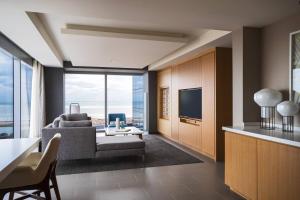 Executive King Suite room in Marriott Marquis Chicago