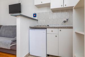 Apartments by the sea Lokva Rogoznica, Omis - 18638