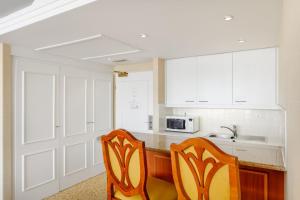 One-Bedroom Apartment with One King or One Queen and Sofa Bed room in Millennium Court Budapest - Marriott Executive Apartments