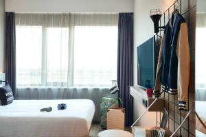 Moxy Queen Room room in Moxy Amsterdam Schiphol Airport