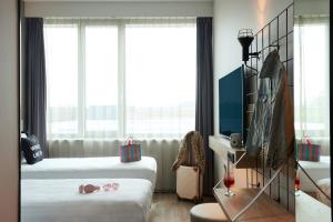 Moxy Twin Room room in Moxy Amsterdam Schiphol Airport