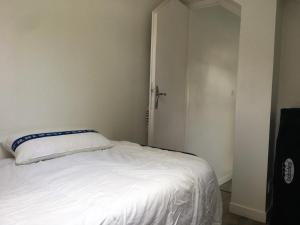 Maisons de vacances Maison de 45 m², terrasse, jardin, proche mer, golf et sentiers cotiers – 4 pers. - FR-1-397-13 : photos des chambres