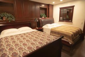 Inspiring Grotto Sleeps 10-20 Free TV & Parking