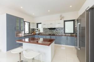 Villa In Great Location - 50M To Beach - Sea View