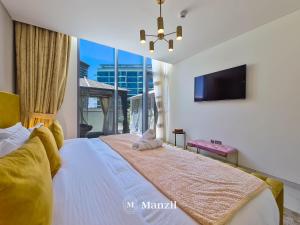 Stylish Waterfront 1 BR w pvt beach near Downtown