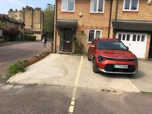 Cheerful 4 bedroom house with garden free parking