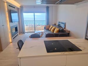 Superior Two-Bedroom Apartment with Seaview room in Apartaments Primera Linea Torre Valentina