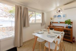 Le Cigalou, authentique cabanon de pêcheur en bord de mer avec sa terrasse spacieuse et aménagée