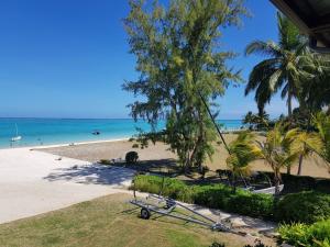 Summer Breeze - Beachfront - 3 Bedrooms Suite