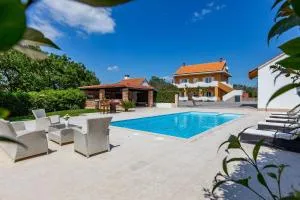 MP Luxury Holiday Home with swimming pool - Briševo