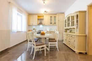 MP Luxury Holiday Home with swimming pool