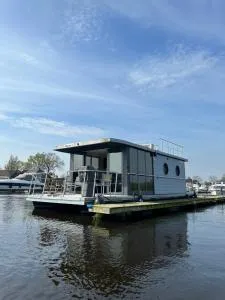 Stoere HOUSEBOAT op toplocatie! - Sint Jansklooster