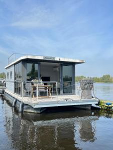 Stoere HOUSEBOAT op toplocatie!