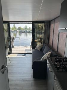 Stoere HOUSEBOAT op toplocatie!