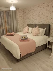 Beautiful Marina Apartment with private garden, flexible bedrooms with zip & link beds