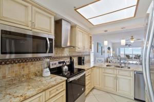 Luxury Direct Beachfront Views - Crimson #201