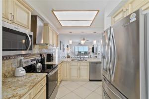 Luxury Direct Beachfront Views - Crimson #201