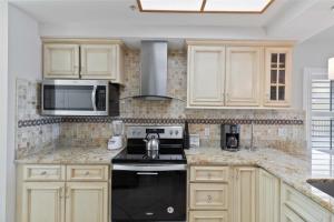 Luxury Direct Beachfront Views - Crimson #201