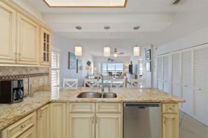 Luxury Direct Beachfront Views - Crimson #201