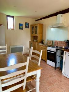 Maisons de vacances Le Bas Chesnay Gite Domfront en Poiraie : photos des chambres